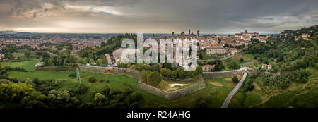 Panorama vista aerea della città alta fortificazioni di Bergamo Italia Foto Stock