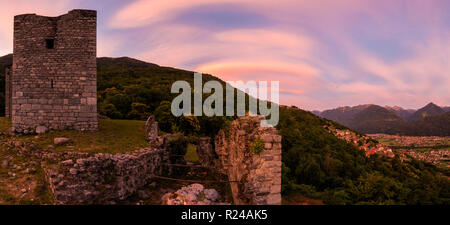 Panoramica del Castello di Domofole al tramonto, Costiera dei Cech, Mello, provincia di Sondrio, Bassa Valtellina, Lombardia, Italia, Europa Foto Stock