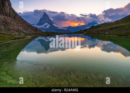 Tramonto sul Cervino si riflette nel lago Riffelsee, Zermatt, canton Vallese, alpi svizzere, Svizzera, Europa Foto Stock