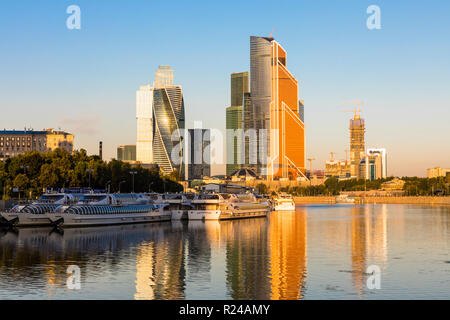 Grattacieli nel centro business del distretto Presnensky, accanto al fiume di Mosca Mosca, Russia, Europa Foto Stock