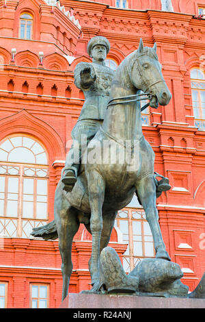 Il maresciallo Zhukov monumento con il museo storico statale in background, Mosca, Russia, Europa Foto Stock
