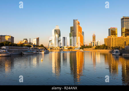 Grattacieli nel centro business del distretto Presnensky, accanto al fiume di Mosca Mosca, Russia, Europa Foto Stock