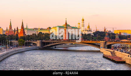 Il fiume di Mosca e il Cremlino di sera presto luce, Mosca, Russia, Europa Foto Stock