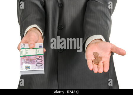 Imprenditore offre del denaro - in una mano un fascio di carta euro e in altri a pochi centesimi di euro, isolato su sfondo bianco Foto Stock