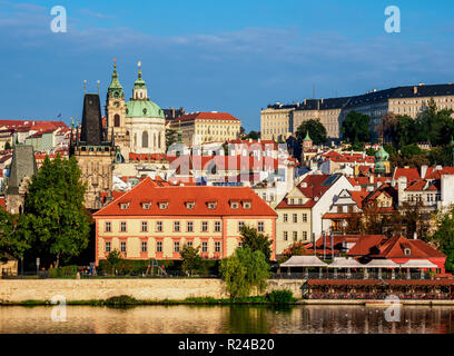 Vista sul fiume Moldava verso Lesser Town, Praga, Boemia Regione, Repubblica Ceca, Europa Foto Stock