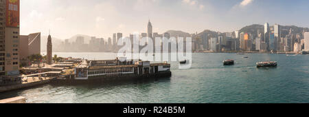 Il Traghetto Star con Hong Kong Isola dietro, visto da Kowloon, Hong Kong, Cina, Asia Foto Stock
