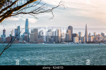 Vista della skyline di San Francisco da Treasure Island al tramonto, San Francisco, California, Stati Uniti d'America, America del Nord Foto Stock