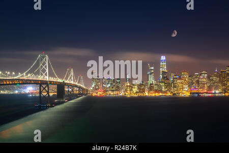 Vista della skyline di San Francisco e di Oakland Bay Bridge da Isola del Tesoro di notte, San Francisco, California, Stati Uniti d'America, America del Nord Foto Stock