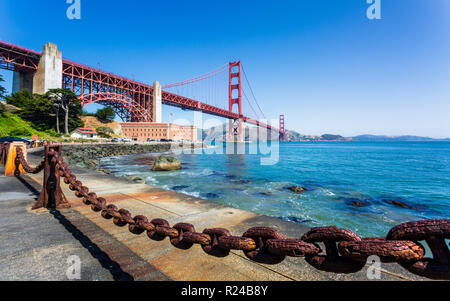 Vista del Golden Gate Bridge e Fort Point da Marina Drive, San Francisco, California, Stati Uniti d'America, America del Nord Foto Stock