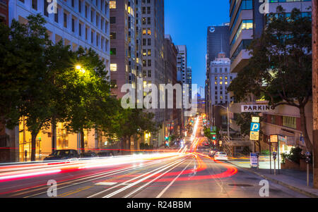 Auto trail luci su Bush Street, Oakland Bay Bridge in background, San Francisco, California, Stati Uniti d'America, America del Nord Foto Stock