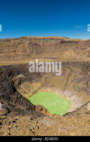 Una vista del cratere vulcanico e colorata Crater Lake su Santa Ana vulcano in Santa Ana, El Salvador, America Centrale Foto Stock