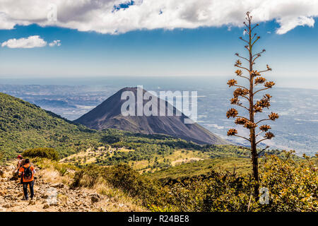 Una vista del vulcano Izalco e un escursionista dal vulcano Santa Ana (Ilamatepec ) in Santa Ana, El Salvador, America Centrale Foto Stock