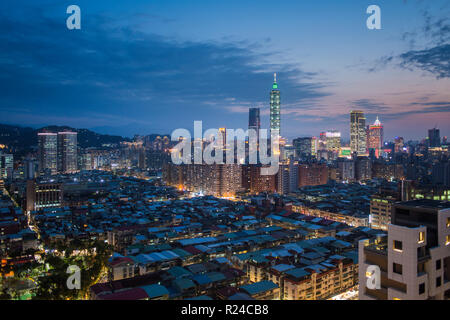 Skyline della città e Taipei 101 building, Taipei, Taiwan, Asia Foto Stock