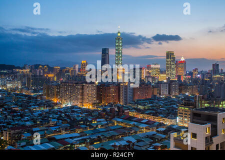 Skyline della città e Taipei 101 building, Taipei, Taiwan, Asia Foto Stock