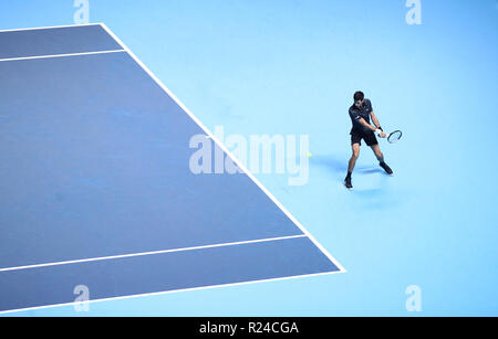 Il Novak Djokovic della Serbia in azione durante il suo singolo match il sesto giorno delle finali Nitto ATP alla O2 Arena di Londra. PREMERE ASSOCIAZIONE foto. Data foto: Venerdì 16 novembre 2018. Vedi la storia della Pennsylvania tennis Londra. Il credito fotografico deve essere: John Walton/PA Wire. RESTRIZIONI: Solo per uso editoriale, non uso commerciale senza previa autorizzazione. Foto Stock