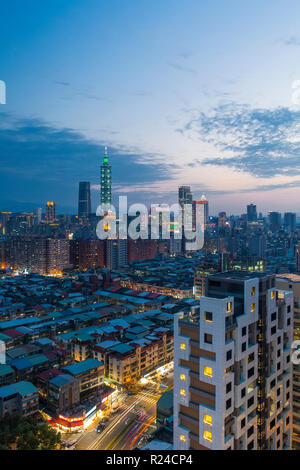 Skyline della città e Taipei 101 building, Taipei, Taiwan, Asia Foto Stock