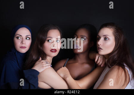 Ritratto di quattro ragazze con diverso colore della pelle e della nazionalità in studio. Foto Stock