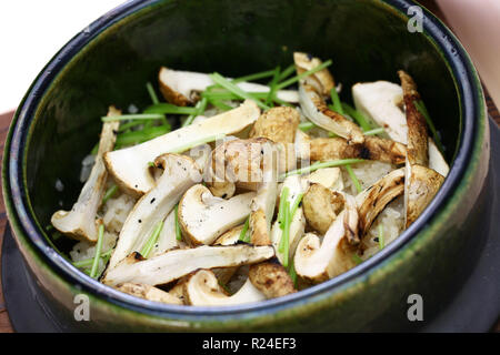 Matsutake gohan, riso cotto con testa a fungo matsutake, il cibo giapponese Foto Stock