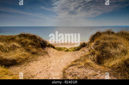 Vista dalla testa Hengistbury vicino a Christchurch verso Swanage, Dorset, Regno Unito Foto Stock