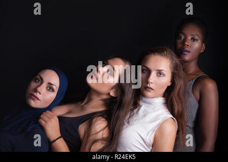 Ritratto di quattro ragazze con diverso colore della pelle e della nazionalità in studio. Foto Stock