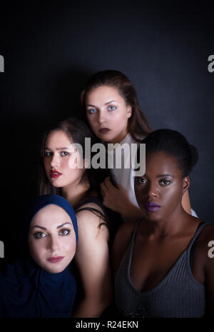 Ritratto di quattro ragazze con diverso colore della pelle e della nazionalità in studio. Foto Stock