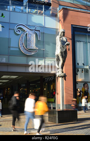 Gli acquirenti che entrano ed escono trinità il complesso shopping leeds Yorkshire Regno Unito Foto Stock