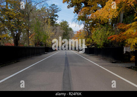 Lungo la strada Bukeyashiki in Kakunodate, Giappone all'altezza di caduta del colore. Guardando verso il basso dal centro della strada. Foto Stock