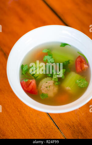 Preparati freschi asian aromatico zuppa di brodo con carne di maiale farcito cetriolo, pomodoro e coriandolo nel ristorante locl su Koh Mook island. Tailandese tradizionale cuisi Foto Stock