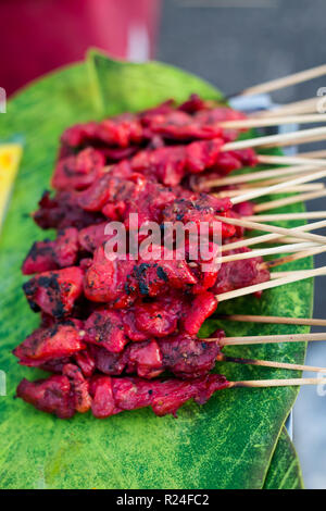 Fresca piccante asiatici satay spiedini di pollo barbecue sul mercato locale a Krabi town. Cucina tailandese tradizionale fatta di ingredienti freschi. Foto Stock