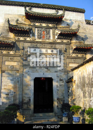 Aprile 2010 - Hongcun, Cina: Casa nella tradizionale architettura Huizhou nell'UNESCO protetti città vecchia di Hongcun, Huangshan Anhui. Foto Stock