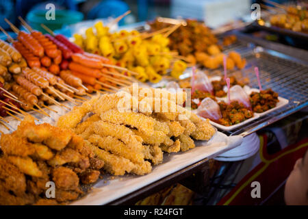 Asian fresca piccante di pollo croccante morsi di strisce sul mercato locale in Krabi. Cucina tailandese tradizionale fatta di ingredienti freschi. Foto Stock