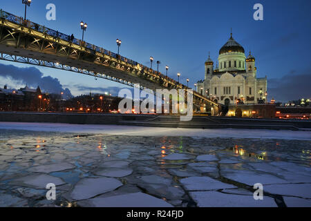 Crepuscolo invernale sulla Cattedrale di Cristo Salvatore e sul Ponte Patriarcale, Mosca, Russia Foto Stock