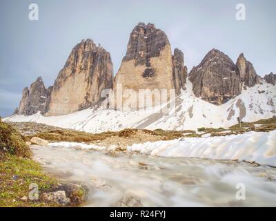 Molla Evenning panorama da popolare percorso. Picchi aguzzi Tre Cime di Lavaredo (Drei Zinnen ), Sextener Dolomiten montagne, Italien Alpi Foto Stock