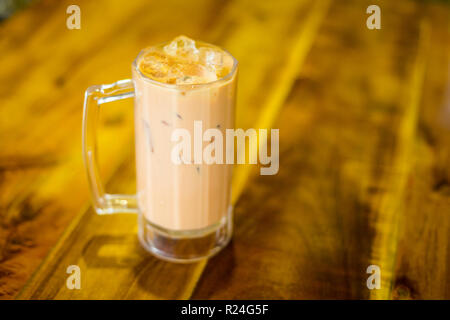 Preparati freschi malaysian Teh Tarik tirato dolce latte ice tea in un ristorante locale in Cameron Highlands. Tradizionali asiatici cucina fatta di ingredi fresco Foto Stock