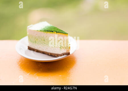 Preparati freschi malese di tè verde cheesecake servita in un ristorante locale in Cameron Highlands. Tradizionali asiatici cucina fatta di ingredienti freschi. Foto Stock