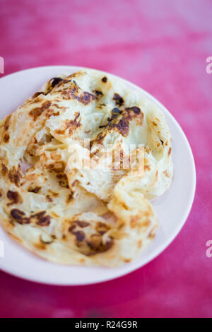 Preparati freschi malaysian roti frumento pancake Indiano servito in un ristorante locale in Cameron Highlands. Tradizionali asiatici cucina fatta di ingredienti freschi Foto Stock