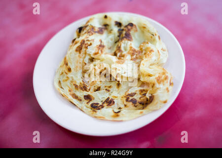 Preparati freschi malaysian roti frumento pancake Indiano servito in un ristorante locale in Cameron Highlands. Tradizionali asiatici cucina fatta di ingredienti freschi Foto Stock