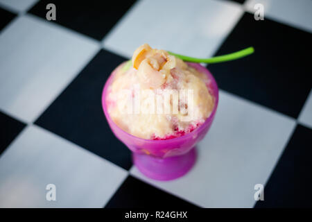 Preparati freschi malese dessert di ghiaccio ABC nel ristorante locale sulla Isola di Pangkor. Tradizionali asiatici cucina fatta di ingredienti freschi. Foto Stock