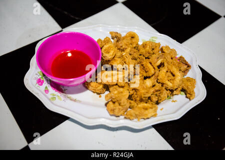 Preparati freschi malaysian calamari fritti serviti con salsa calda in ristorante locale sulla Isola di Pangkor. Tradizionali asiatici cucina fatta di ingredi fresco Foto Stock