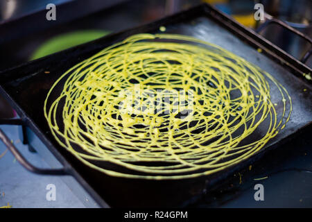 Preparati freschi malaysian roti jala pancake sulla padella in ristorante locale sulla isola di Penang. Tradizionali asiatici cucina fatta di ingredienti freschi. Foto Stock