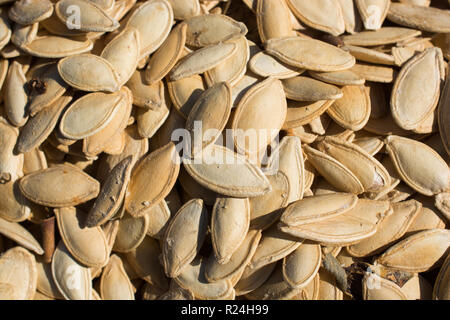 Quantità abbondante di sgranati Semi di zucca nella vista Foto Stock