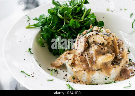 La carne di maiale Stroganoff con crema di funghi e la salsa di paprika pasto gourmet nel ristorante Foto Stock