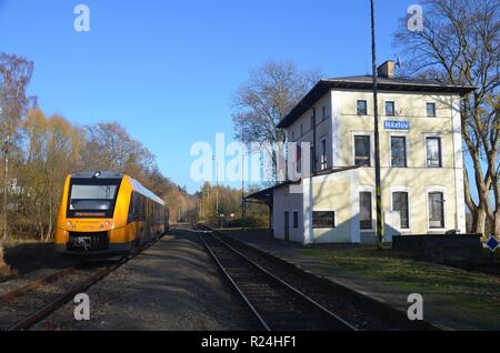 Hazlov (Haslau) in Westböhmen, Tschechische Republik. Herbststimmung am Bahnhof. Zug der Oberpfalzbahn nach Marktredwitz. Foto Stock