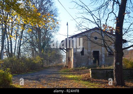 Hazlov (Haslau) in Westböhmen, Tschechische Republik. Herbststimmung am Bahnhof. Foto Stock