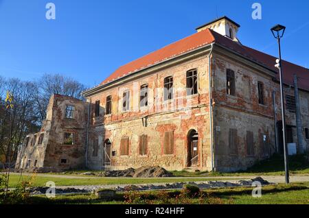 Hazlov (Haslau) in Westböhmen, Tschechische Republik. Herbststimmung an der Schlossruine und der Schlosskirche Foto Stock