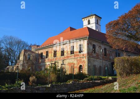 Hazlov (Haslau) in Westböhmen, Tschechische Republik. Herbststimmung an der Schlossruine und der Schlosskirche Foto Stock