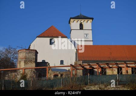 Hazlov (Haslau) in Westböhmen, Tschechische Republik. Herbststimmung an der Schlossruine und der Schlosskirche Foto Stock