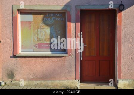 Hazlov (Haslau) in Westböhmen, Tschechische Republik. Herbststimmung, Bierreklame in einem Fenster Foto Stock