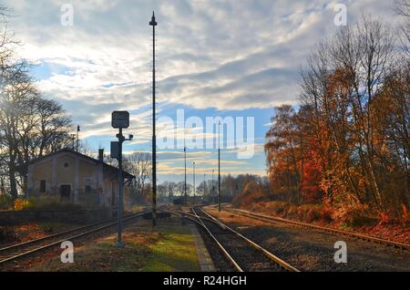 Hazlov (Haslau) in Westböhmen, Tschechische Republik. Herbststimmung am Bahnhof. Foto Stock