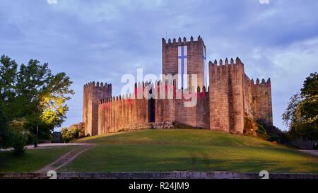 Guimaraes, Portogallo - 31 Maggio 2018 : castle decorate con bandiere Guimaraes, Portogallo Foto Stock